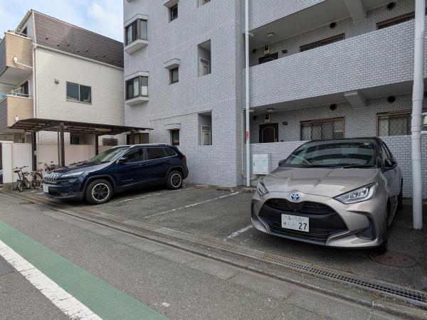 シャイニー・エイト(駐車場)