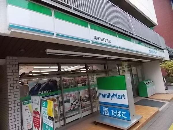 フリーディオ西麻布(ファミリーマート西麻布三丁目店)