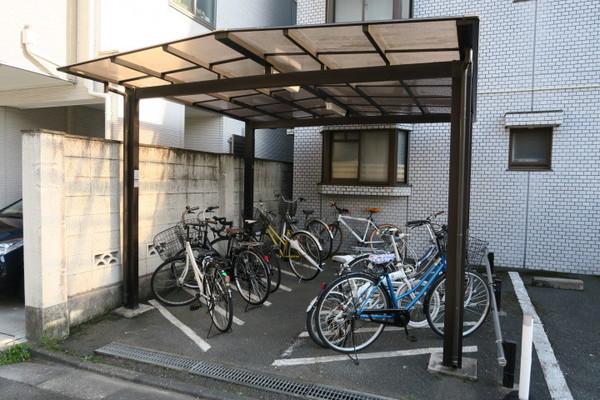シャイニー・エイト(駐車場)