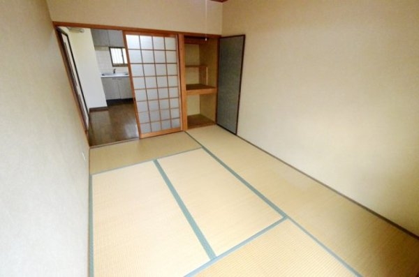 伊丹市瑞原２丁目のハイツ