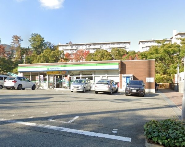 逆瀬川グリーンハイツB棟(ファミリーマート逆瀬台一丁目店)