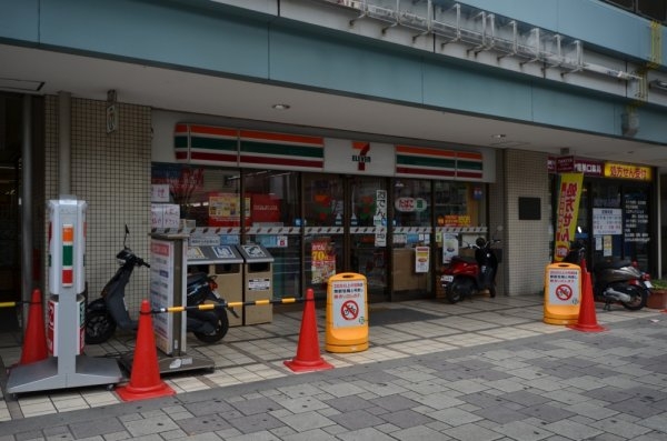 花屋敷荘園テラスハウス1号(セブンイレブン川西能勢口駅前店)