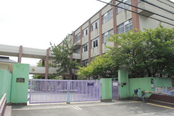 京都市伏見区羽束師菱川町の事務所(京都市立羽束師小学校)