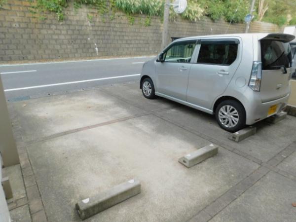 ヴィラ ウィスタリア(駐車場)