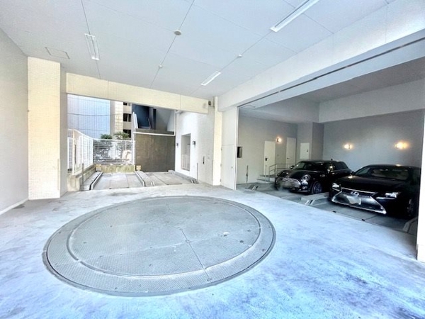 新宿区市谷本村町のマンション