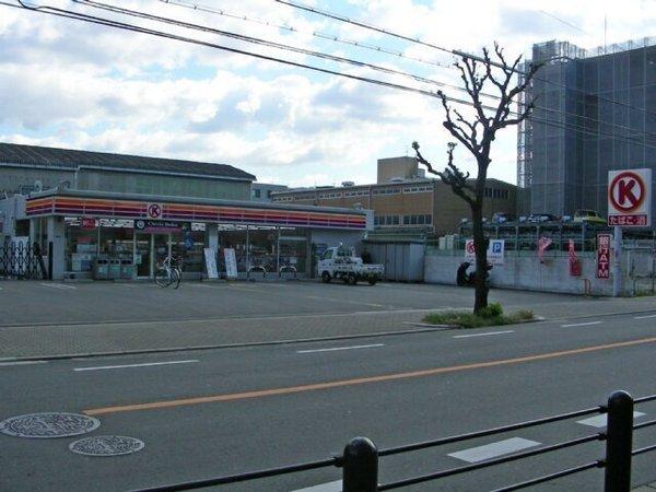 大阪市鶴見区諸口1丁目のマンション(ファミリーマート鶴見諸口1丁目店)