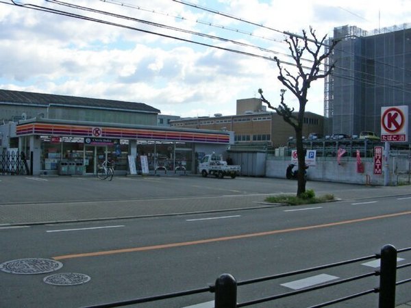 大阪市鶴見区横堤3丁目のマンション(ファミリーマート鶴見諸口1丁目店)