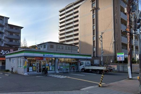 大阪市鶴見区浜３丁目のアパート(ファミリーマート鶴見緑地東店)