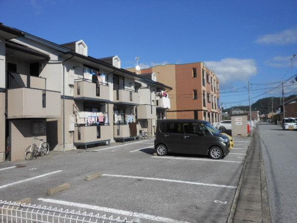 米原市下多良３丁目のアパート