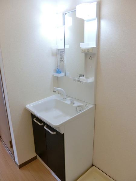 米原市下多良１丁目のアパート