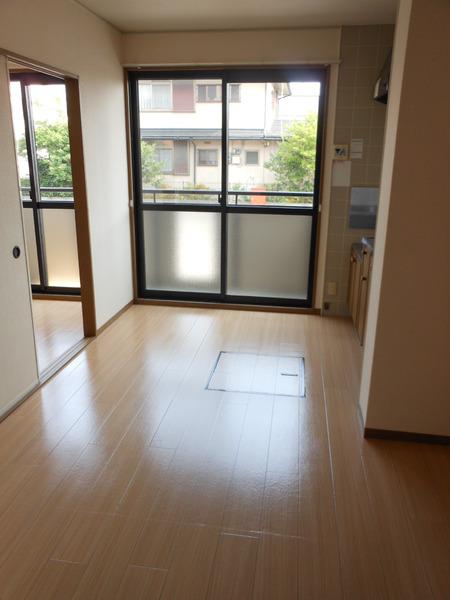 米原市下多良１丁目のアパート