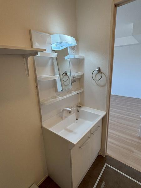 米原市下多良３丁目のアパート
