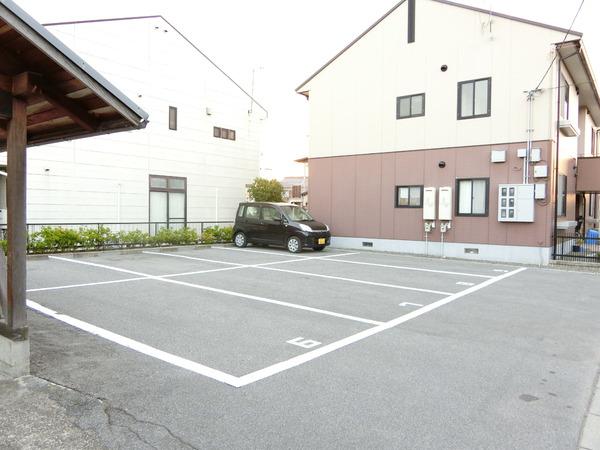 MAISON LUNA(駐車場)