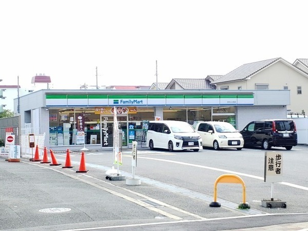 ネオコーポ都　東棟(ファミリーマート茨木小川町店)