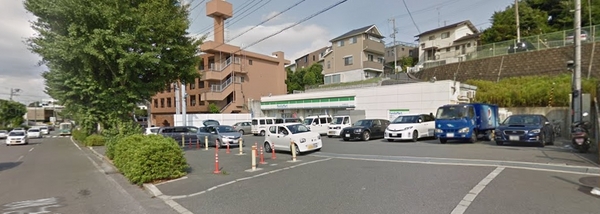 シャトー・ル・シエール(ファミリーマート茨木南春日丘店)