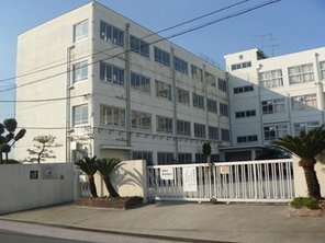 高槻市春日町の貸家(高槻市立城南中学校)
