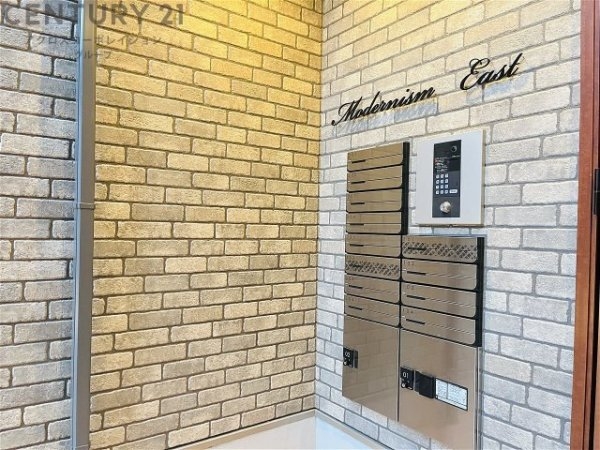 Modernism　East