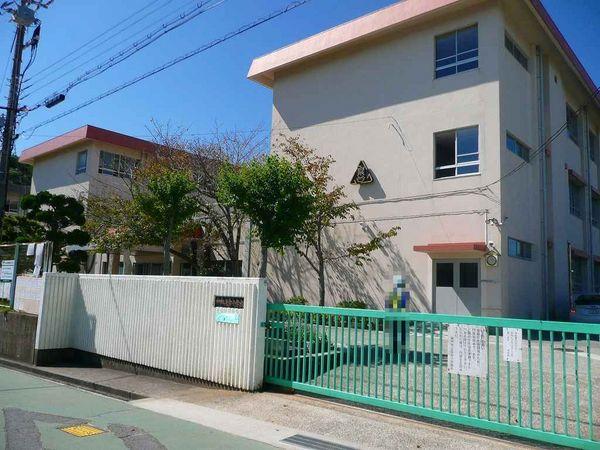 ロイヤルマンション1号棟(神戸市立泉台小学校)