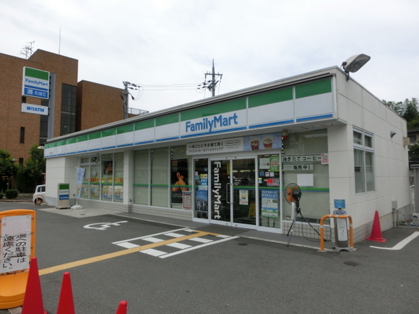 リーベスト東生駒(ファミリーマート生駒辻町店)