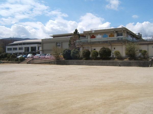 生駒市生駒台南の貸家(生駒市立生駒台小学校)