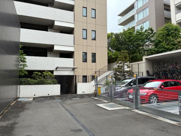 アールブラン横浜仲町台駐車場