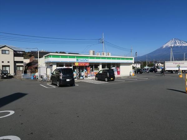 カーサ・カミリアⅡ(ファミリーマート富士岩松店)