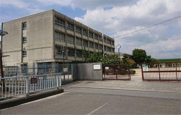 枚方市三栗２丁目のマンション(枚方市立渚西中学校)