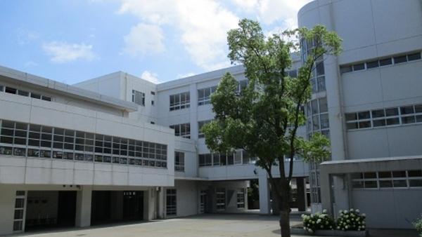 横浜市神奈川区白幡仲町のアパート(横浜市立神奈川中学校)