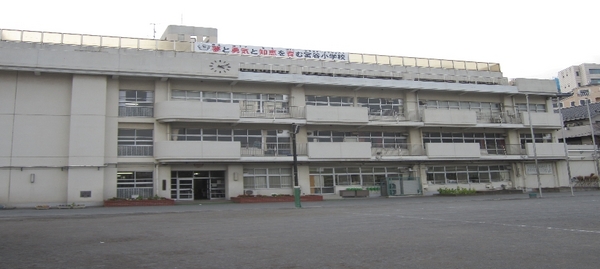 横浜市西区北軽井沢のテラスハウス(横浜市立宮谷小学校)