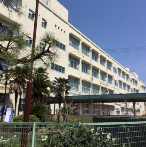 横浜市港南区芹が谷2丁目のマンション(横浜市立芹が谷小学校)