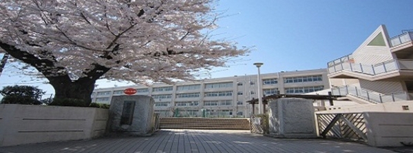 横浜市保土ケ谷区新桜ケ丘2丁目のマンション(横浜市立市沢小学校)