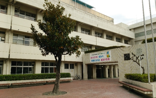 横浜市南区中村町5丁目のマンション(横浜市立共進中学校)