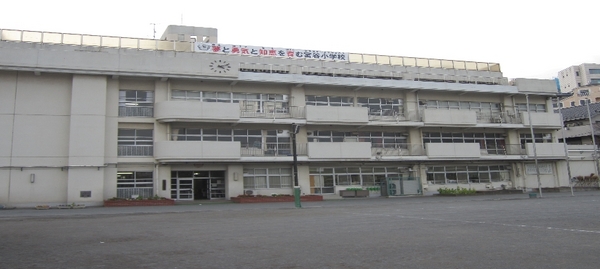 横浜市西区北軽井沢のアパート(横浜市立宮谷小学校)