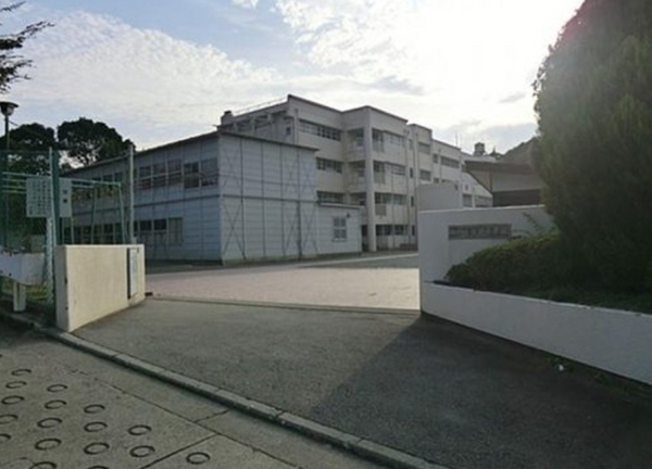 横浜市保土ケ谷区今井町のアパート(横浜市立今井小学校)
