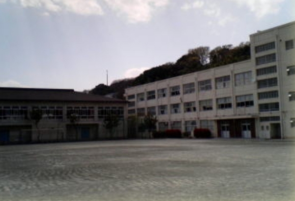 横浜市南区大岡1丁目のマンション(横浜市立岡村中学校)