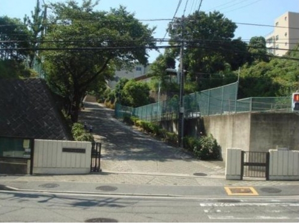 横浜市港南区芹が谷2丁目のマンション(横浜市立芹が谷中学校)
