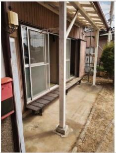 土志田貸家(エントランス)