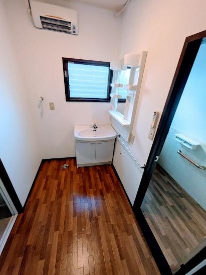 横浜市神奈川区三枚町の貸家