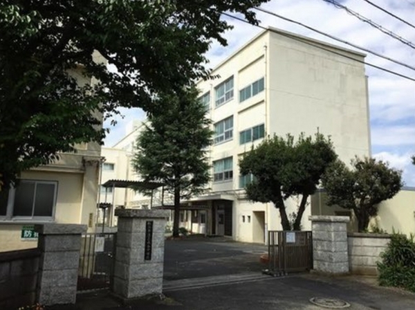 横浜市港南区芹が谷４丁目のテラスハウス(横浜市立上永谷中学校)