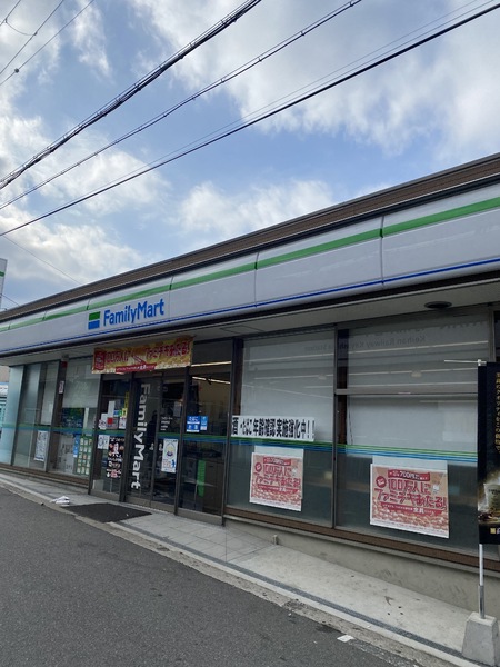 寝屋川市萱島本町のテラスハウス(ファミリーマート萱島駅前店)