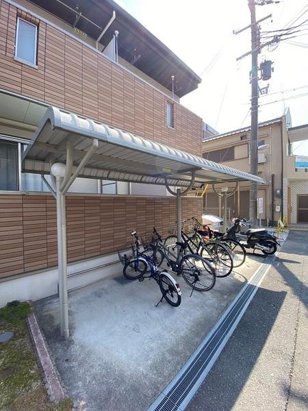 寝屋川市日之出町のアパート(駐車場)