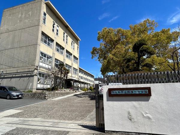 四條畷市砂1丁目のマンション(四條畷市立四條畷中学校)