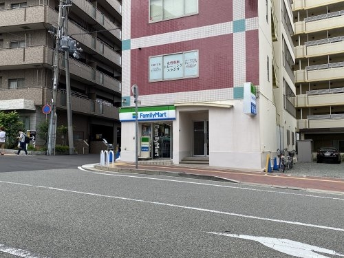 ロイヤル灘(ファミリーマートJR灘駅前店)