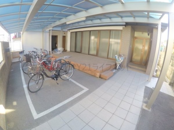 thehouseesakaEAST