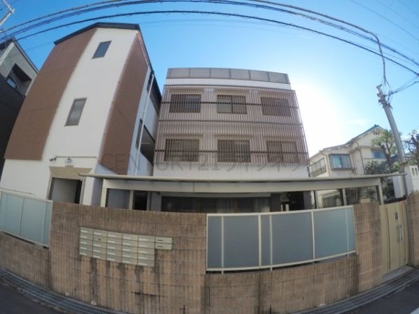 thehouseesakaEAST