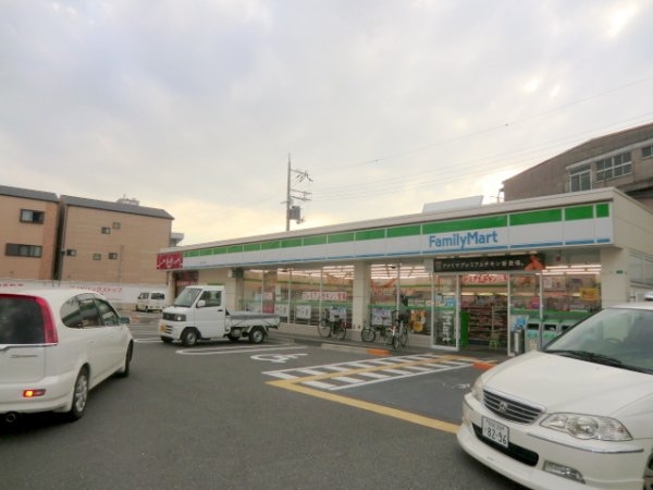 ワールドアイ大阪WestGate(ファミリーマート)