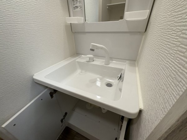 エル東三国