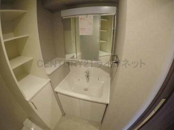 吹田市垂水町3丁目のマンション(洗面台・洗面所)