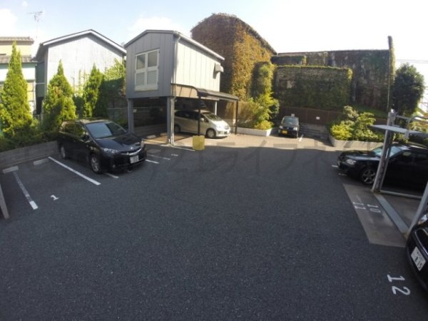 FIVETWO(駐車場)