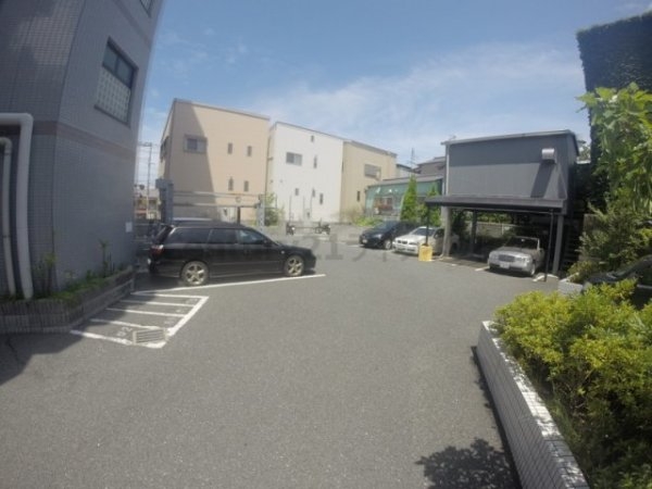 FIVETWO(駐車場)
